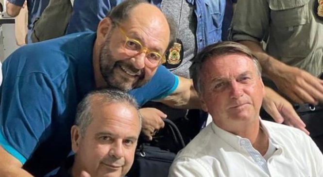 Bolsonaro visita centro de Caicó, come macaxeira com carne de sol na praça e fala com apoiadores