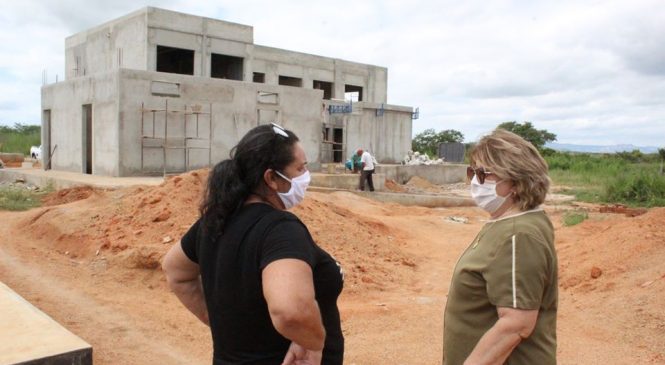 A Prefeita Maria Helena da cidade de Olho D’Água do Borges/RN, acompanha as obras do abatedouro público que segue a todo vapor