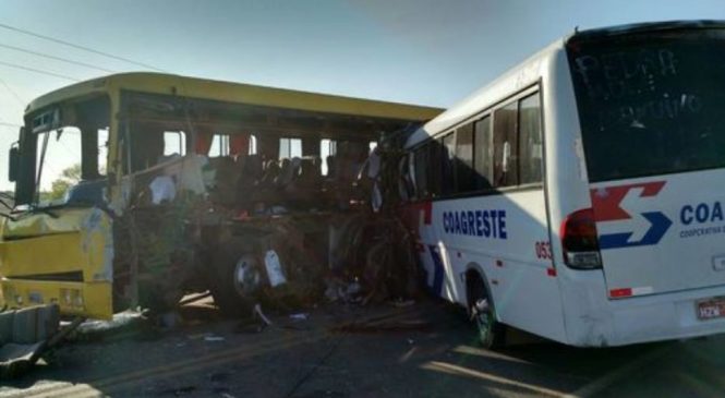 Ônibus colide com caminhão e deixa mortos e feridos em Campos Sales/CE