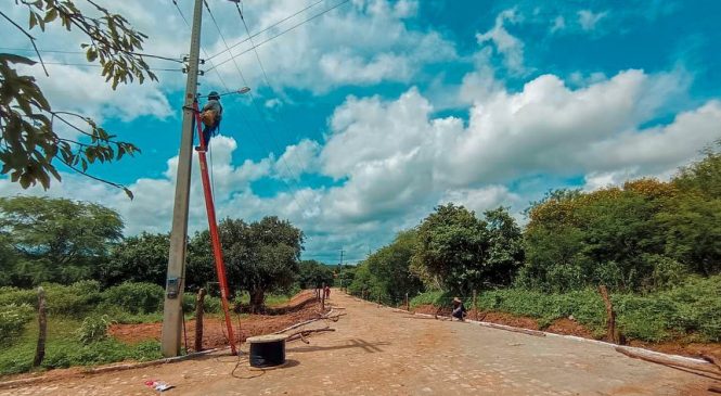 Em Água Nova/RN, as Secretarias Municipais de Infraestrutura e Meio Ambiente, continuam levando iluminação pública à várias localidades do município