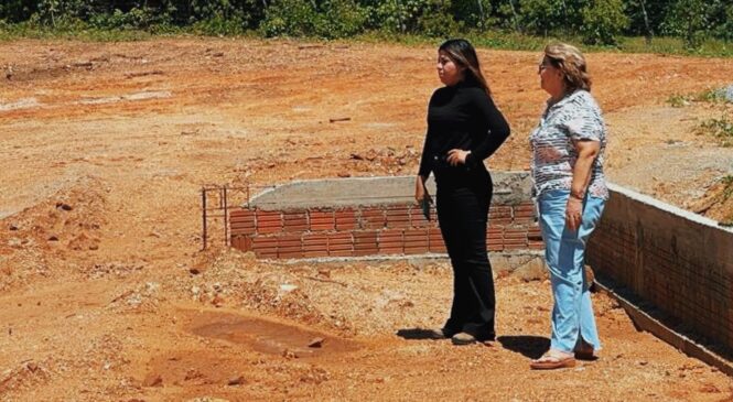 Prefeita Maria Helena visita obras da quadra de esportes dos Cardosos em ODB