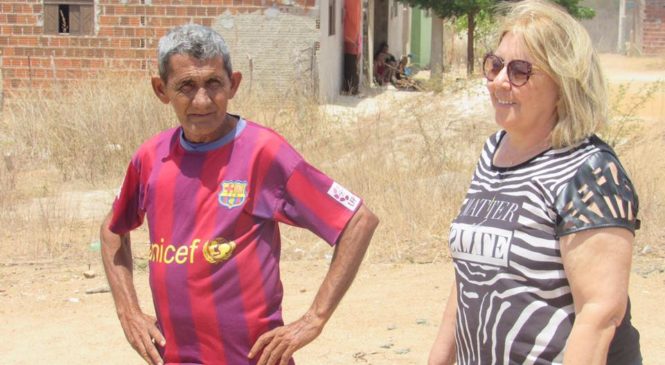 Prefeita Maria Helena cumpre compromisso e instala luminárias no loteamento do antigo Parque de Vaquejada