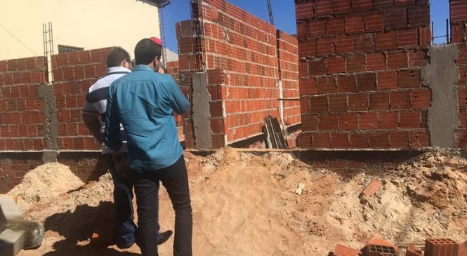 O Prefeito Alan Silveira acompanha serviços das obras de construção das salas de aula nas escolas municipais de Apodi/RN