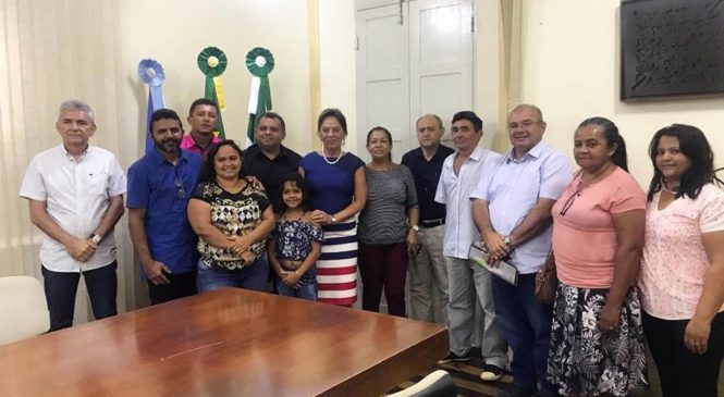 A prefeita Rosalba Ciarlini recebeu na manhã desta quinta-feira, 24, uma comissão de representantes de assentamentos do Complexo Maisa e do Aeroclube de Mossoró