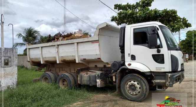 A Prefeitura de Triunfo Potiguar/RN, através da Secretaria de Urbanismo segue com seu calendário semanal de limpeza urbana e retirada de entulhos