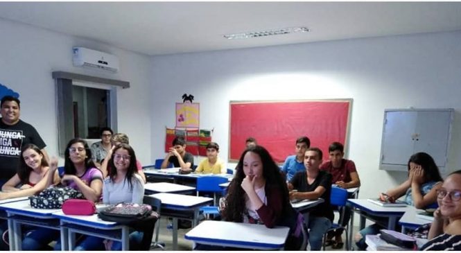 Prefeito Dr. Sabino de Pilões/RN, vai a sala de aula ministrar aula de reforço pra os alunos do 9° Ano da Escola Municipal Joana Dantas de Moura, Prova Brasil e Seleção para o IFRN