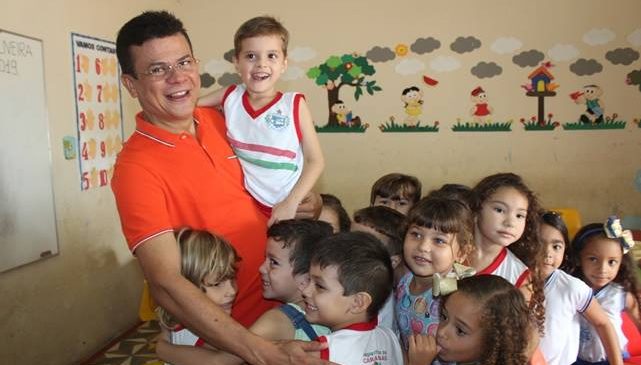 Prefeito Juninho Alves prossegue com entrega de material escolar nas unidades de ensino de Caraúbas/RN