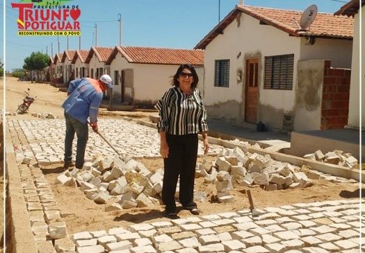 Prefeita Lúcia Estevam visita obra de pavimentação no conjunto Rita Almeida em Triunfo Potiguar/RN