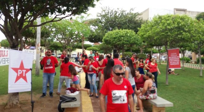 Manifestantes se reúne em Pau dos Ferros, na Praça da Matriz em  favor de Lula