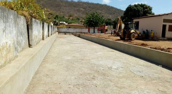 Em Almino Afonso/RN, obras de drenagem de esgoto por trás da Escola Pedro Gurgel, está em fase de conclusão