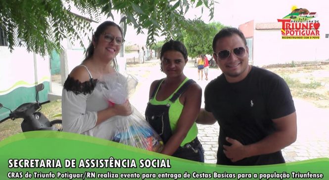 Secretária Railma Estevam, de Triunfo Potiguar/RN, junto com a sua equipe assistencial faz entrega de cestas básicas as famílias mais necessitadas do município