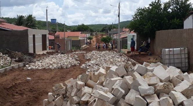 Gestão Waldênio Amorim dá inicio a pavimentação da rua Francisco Alvino Rodrigues Filho em Almino Afonso/RN