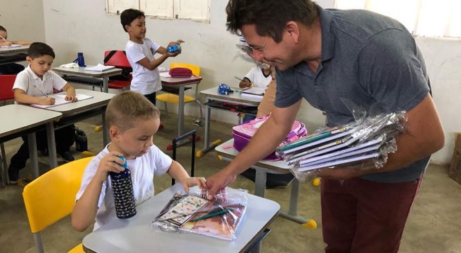 Governo Ronaldo Souza, de Água Nova/RN, entrega material escolar para os alunos da rede municipal de Ensino