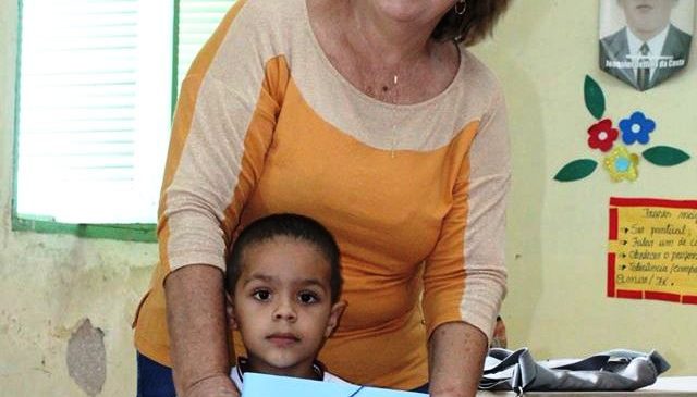 Gestão Maria Helena de Olho D’Água do Borges/RN, distribui kits de material escolar para os alunos que compõe a rede fundamental de ensino do Município