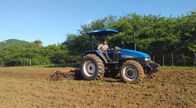 O Governo Waldênio Amorim de Almino Afonso/RN, por meio da Secretária de Agricultura tem realizado o corte de terra para agricultores do Município