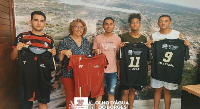 Prefeita Maria Helena entrega mais um terno esportivo para equipes do município de Olho D’água do Borges