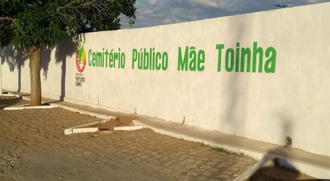 Prefeitura de Frutuoso Gomes realiza serviço de limpeza e manutenção do cemitério para dia de finados.