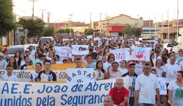 Em Baraúnas o povo vai as ruas protestar pela falta de segurança