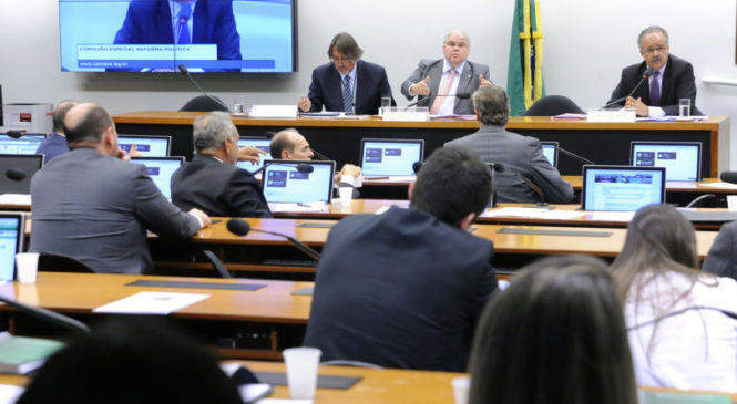 Comissão da Câmara aprova ‘distritão’ e R$ 3,6 bi para pagar eleições dos candidatos