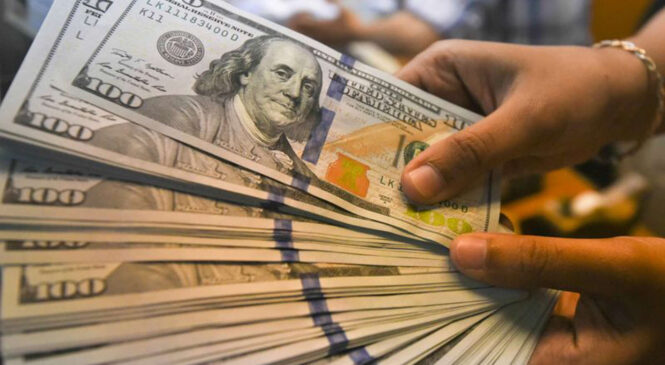 Dólar tem queda firme e volta a ficar abaixo dos 5 reais com foco no exterior