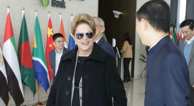 Dilma Rousseff toma posse como presidente do Banco dos Brics em Xangai, na China