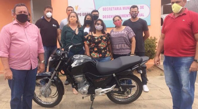 O prefeito Manoel Veras de Campo Grande/RN, entrega moto 0km a secretaria municipal de desenvolvimento social