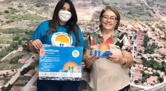 A prefeita Maria Helena, recebeu na manhã desta quarta-feira (16), da articuladora do Selo UNICEF do município, Lidianny Ferreira, o certificado do Selo Unicef, edição 2017-2020