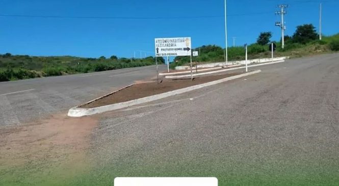 Governo Municipal de Frutuoso Gomes/RN, através da Secretaria de Infraestrutura , está realizando a manutenção com reparos e limpezas nos contornos da entrada da cidade, além de outros espaços