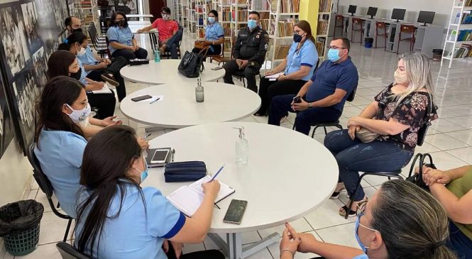 Nesta tarde do dia 15 de junho, se reuniram na Biblioteca Municipal, O prefeito Celio de Elizeu, Ana Paula, responsável pela empresa que cuida da limpeza da cidade, F Silva