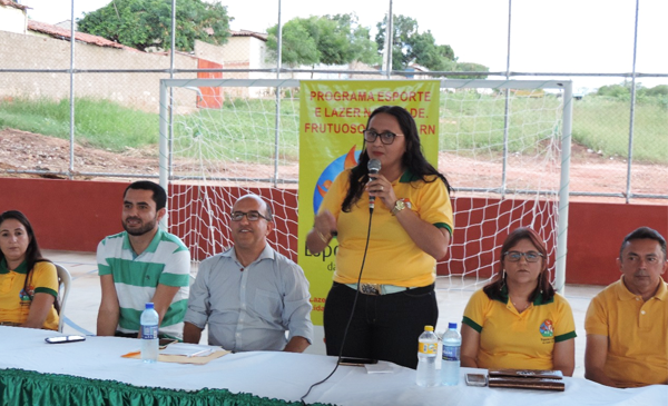 Prefeita Janda Jácome prioriza esporte e inaugura PELC em Frutuoso Gomes