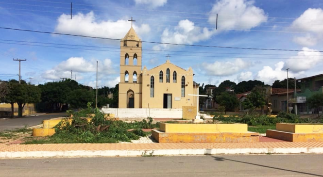 Prefeita Janda Jácome da início a obra de reconstrução da Praça Publica