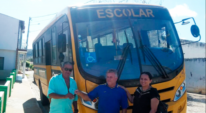 PREFEITA JANDA RECEBE ÔNIBUS ESCOLAR COM ADAPTAÇÕES ESPECIAIS PARA O TRANSPORTE DE ALUNOS DA REDE PÚBLICA DE ENSINO