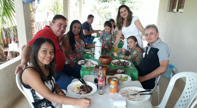 Dr. Geraldo e o Prefeito Neto Freitas em almoço com a família, agraciados pelo clima maravilhoso e a tranquilo da Serra de Portalegre/RN