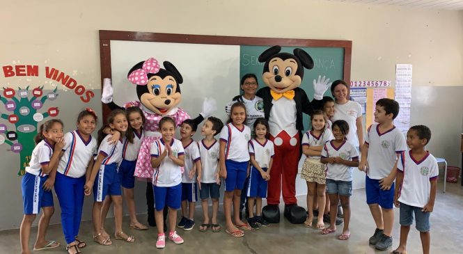 Escola Municipal Camila de Léllis em Riacho da Cruz/RN,  recebe a visita dos personagens da Disney da Cia Festa Encantada.