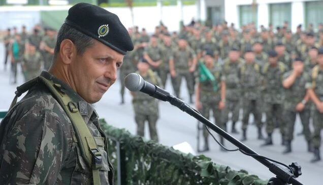 O comandante do Exército deveria ter batido em retirada, mas se rendeu