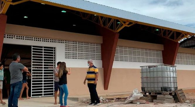 A prefeita Mariana Fernandes, acompanhada pelo prefeito eleito, Tututa, e o engenheiro Cristiano, realizou visita de inspeção à obra da quadra poliesportiva da comunidade Baixas