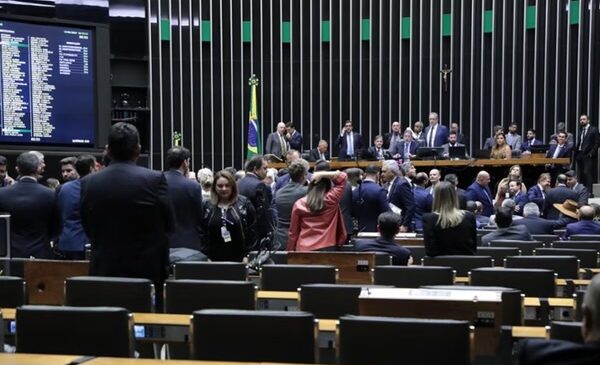 Deputado quer proibir todas as pesquisas durante período eleitoral