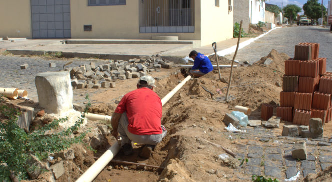 Prefeitura de Patu realiza serviços de esgotamento e recuperação de ruas em vários bairros da cidade