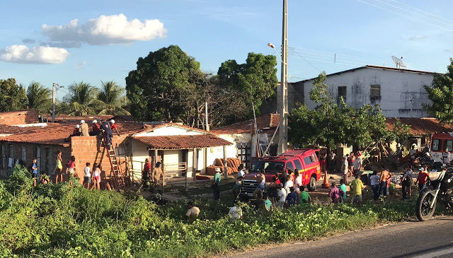 Corpo de Bombeiros e SAMU socorre homem que teve mal súbito em cima do telhado