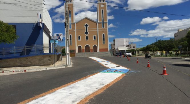 Confecção de tapetes, missa e procissão marcam feriado de Corpus Christi em Pau dos Ferros.