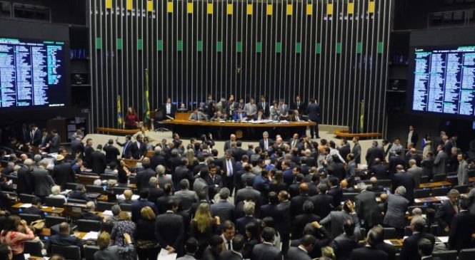 Deputados aprovam mandato de 10 anos para ministros