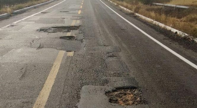 Ao tentar desviar de buracos, motorista perde controle e carreta com bananas tomba na BR-226, no RN