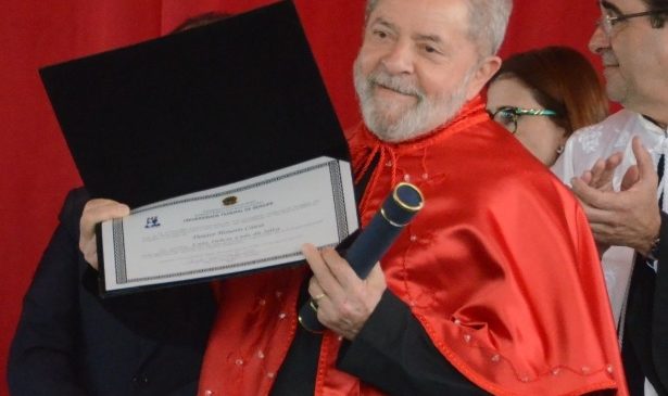 “Eles não queriam que filho de empregada virasse doutor”, diz Lula a receber título em Sergipe