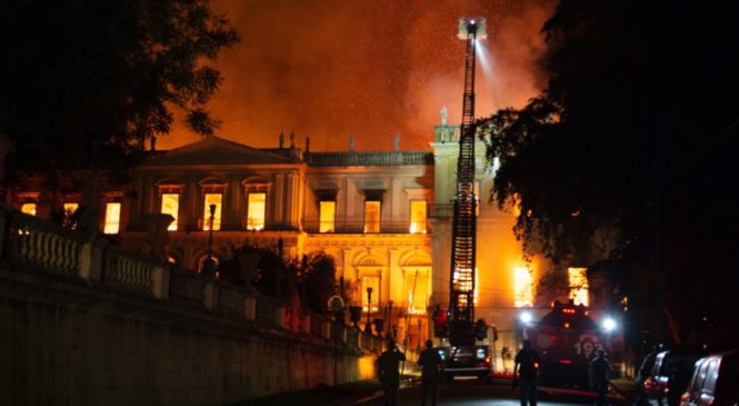 Cada um de nós teve parte da história de nossas vidas dizimada no fogo que atingiu o Museu Nacional