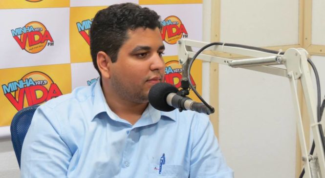 Prefeito Dr. Sabino destaca ações da sua administração em estreia de programa de rádio na Minha Vida FM