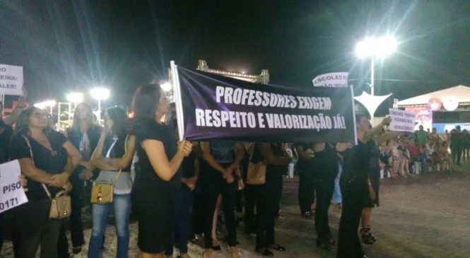 Prefeito perde a compostura e desafia professores a concorrem com ele nas próximas eleições.