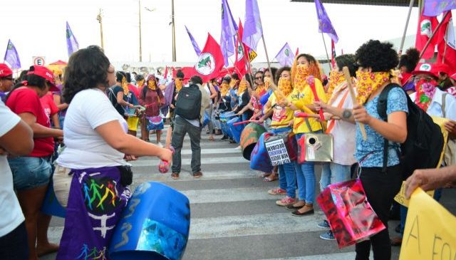 Grupo de mulheres protesta em frente à fábrica da Guararapes em Extremoz