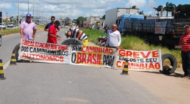 Mesmo após acordo com governo, caminhoneiros mantêm protestos