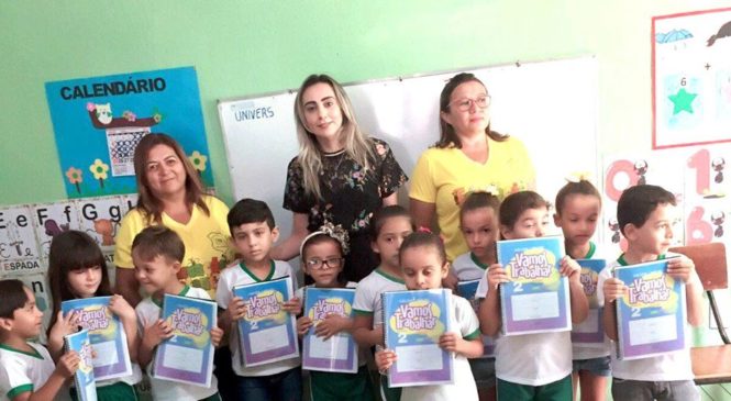 Rafael Fernandes – Secretaria de educação faz entrega de livros para alunos da rede municipal