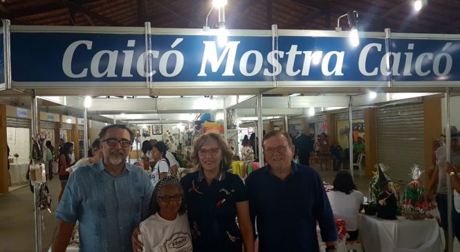 Caicoenses recebem Zenaide Maia durante visitas no CEC e FEMUSE